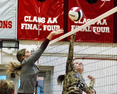 Ravenswood tops Williamstown in volleyball tri